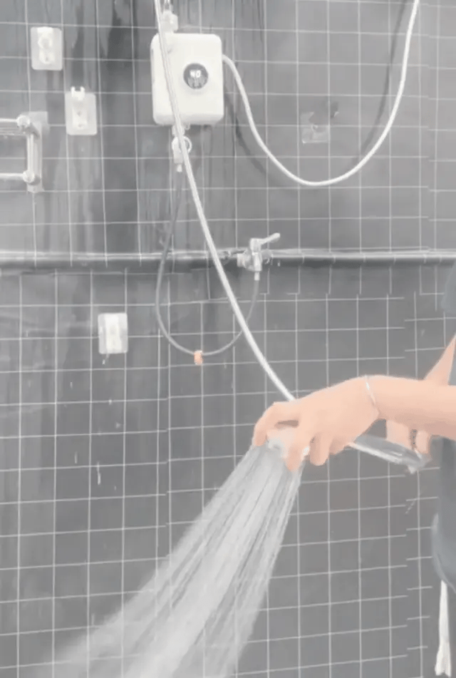 سخان الماء الفوري الذكي 🔥 دوش سخون فثواني… بلا خزان وبلا صداع